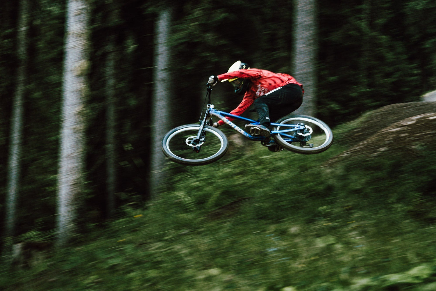 Noah Hofmann throws down during the Tour De Niares at Chatel Bike Park